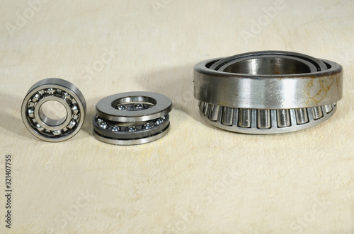 Fotografie Arrangement with a ball bearing, a thrust bearing, and a tapered roller bearing