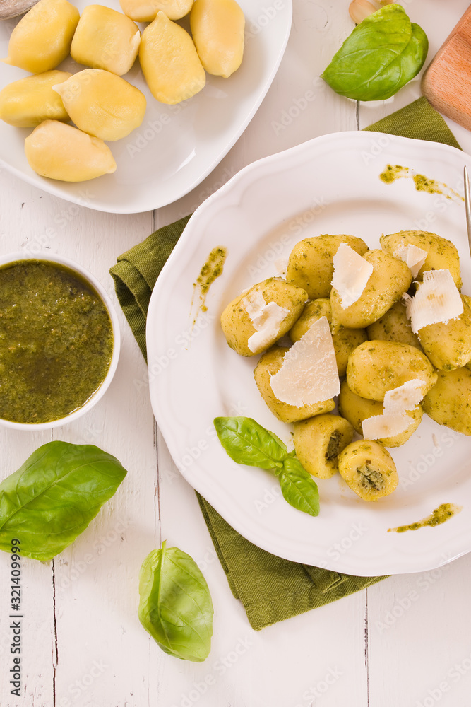 Potato gnocchi stuffed with pesto sauce.