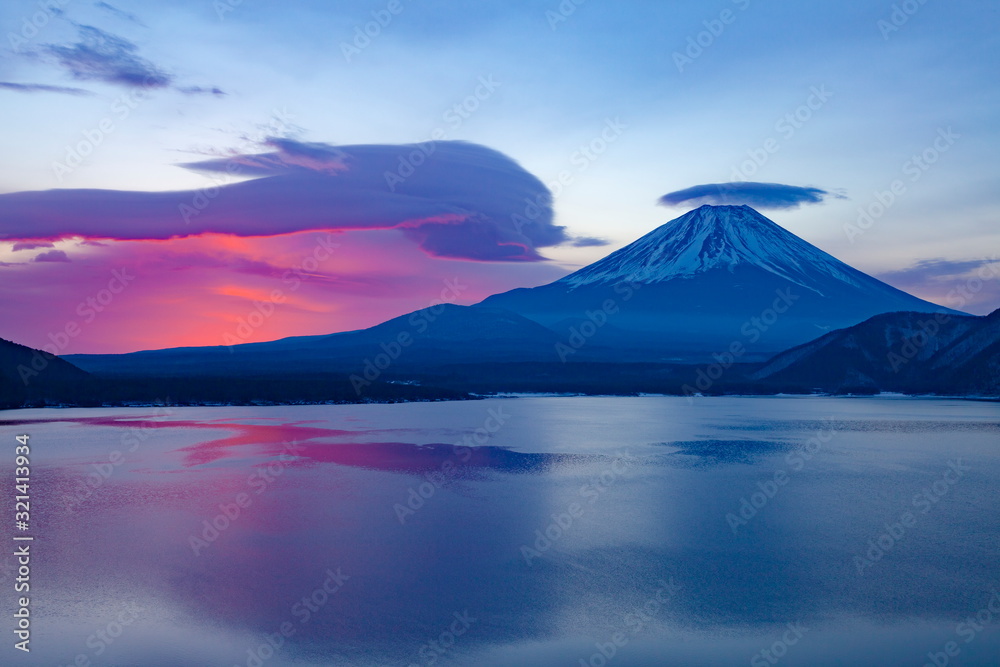 富士山と朝焼け雲、山梨県本栖湖にて