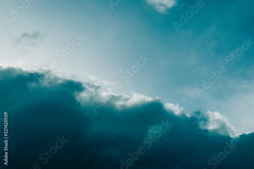 Flugzeug in Wolken