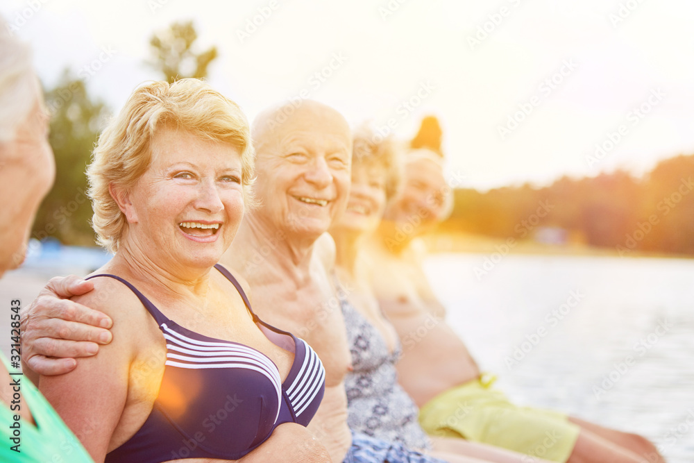 Aktive Senioren beim Baden gehen im Sommer Aktive Senioren beim Baden gehen im Sommer