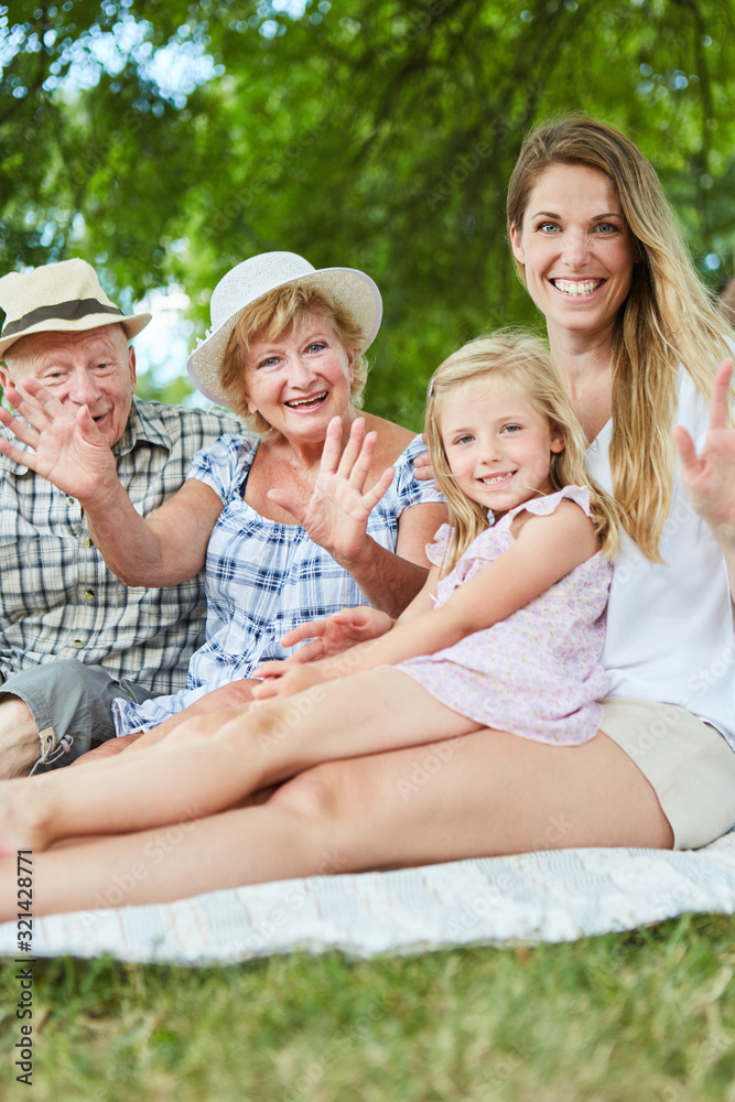 Fototapeta premium Familie mit Mutter und Tochter im Park