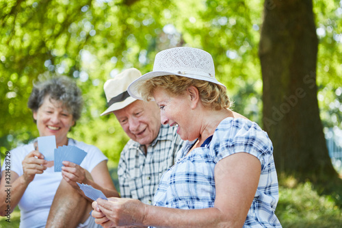 Fröhliche Senioren beim Karten spielen