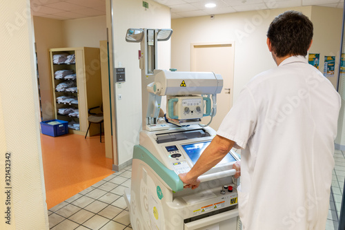 Manipulateur radiologie imagerie médicale appareil ambulatoire hôpital