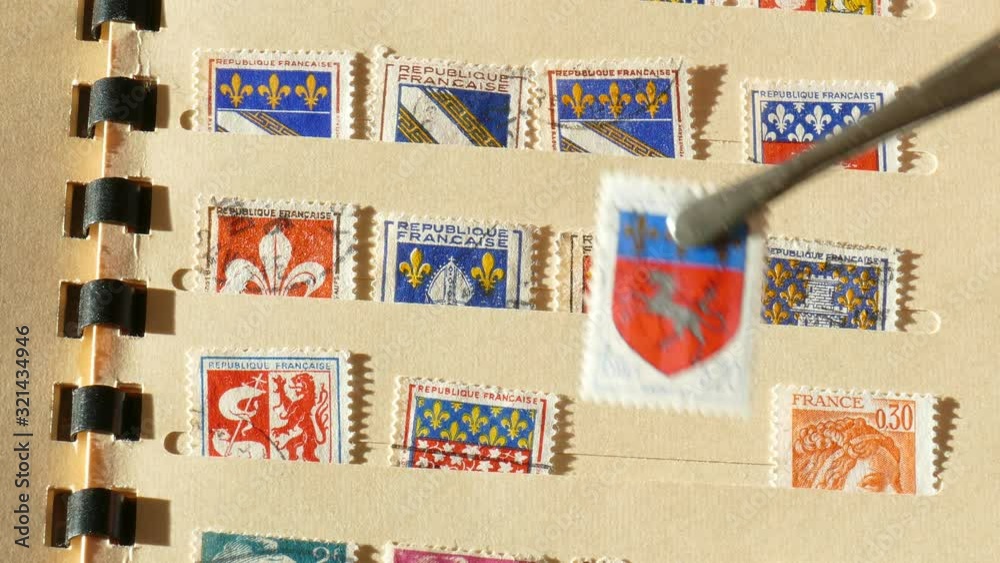 Bunte alte gestempelte Französische Briefmarken in einem Briefmarkenalbum, Briefmarkensammlung