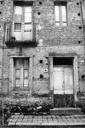 Foto front of an old and ruined house