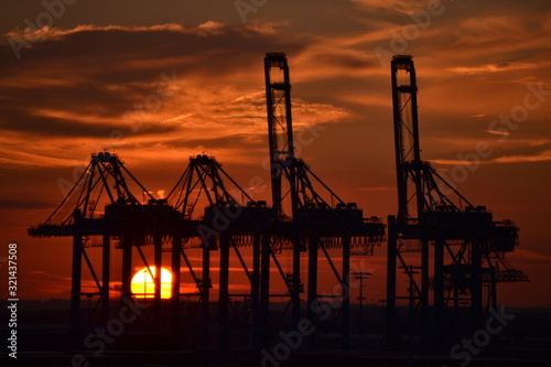 Hamburger Hafen im Sonnenuntergang © Oliver