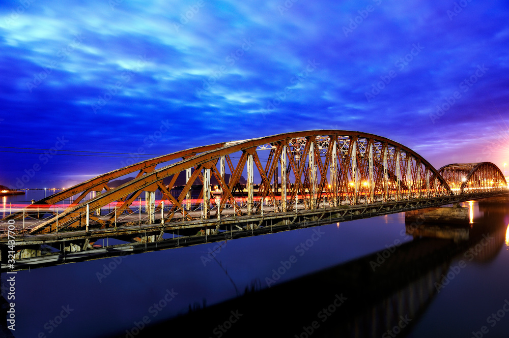 Naklejka premium Old Bridge of Colindres at evening
