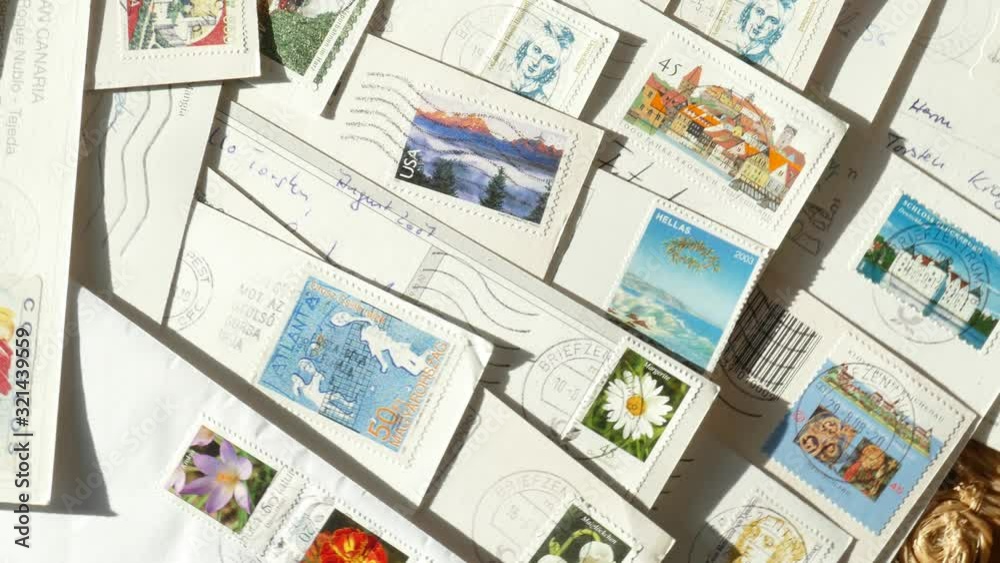Diverse bunte Briefmarken auf Postkarten Diverse bunte Briefmarken auf Postkarten