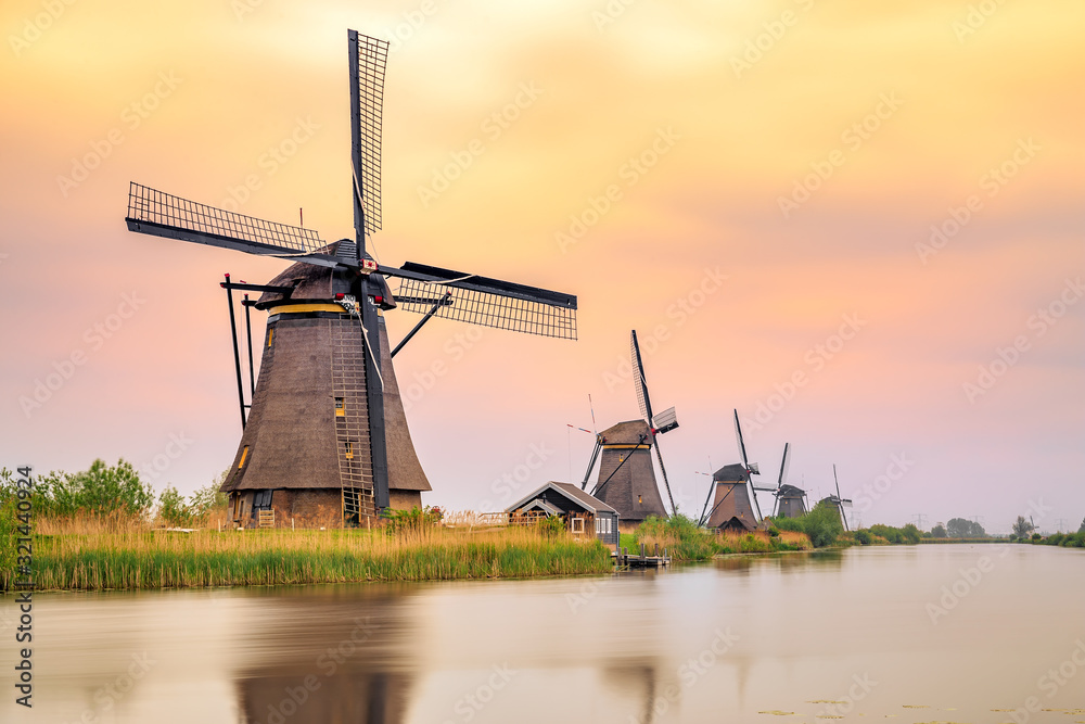 Windmills in Kinderdijk at sunset, The Netherlands - obrazy, fototapety, plakaty 