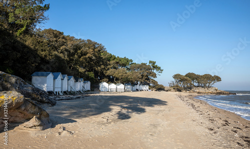 Cabines blanches sur la plage des Sableaux à Noirmoutier en l'île (Vendée, France)
