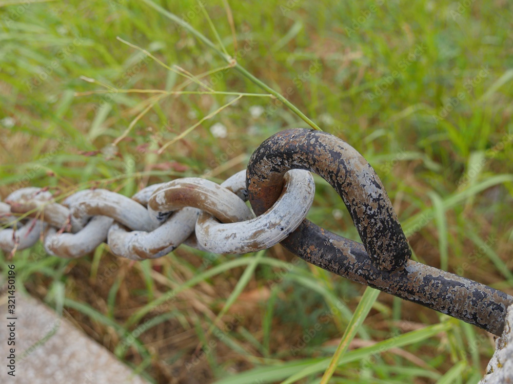 Obraz premium Medium close up of a thick chain link fencing off a private area