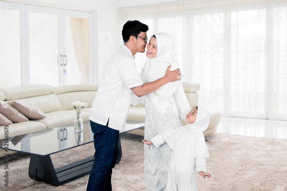 Obraz premium Happy young family Eid al-fitr celebration at home