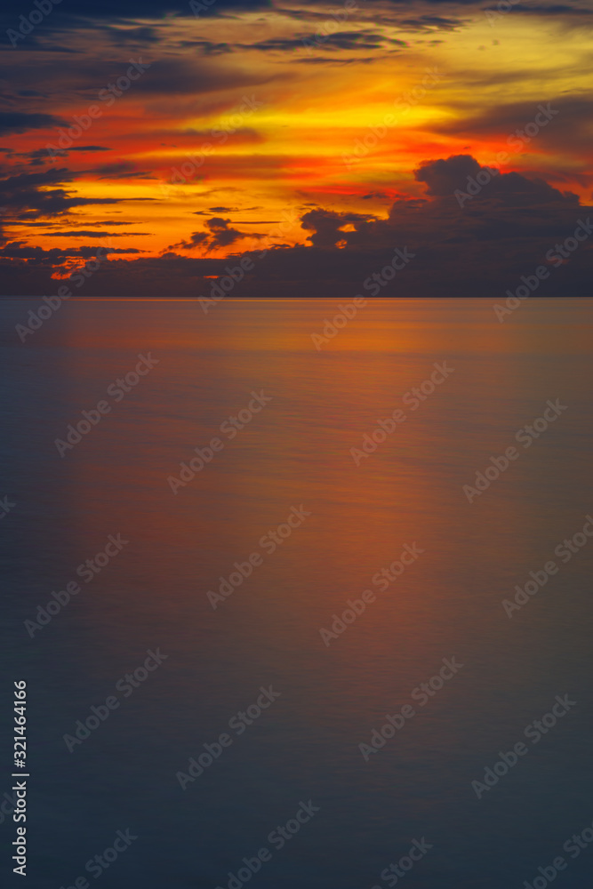 Naklejka premium sunset seascape, expanse of the sea and fiery cloudy sky, travel concept