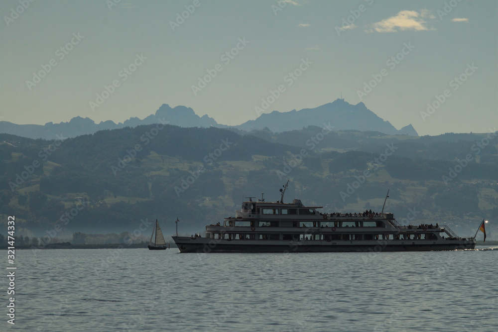 Bodenseesilhouette; Blick von Lindau über den See
