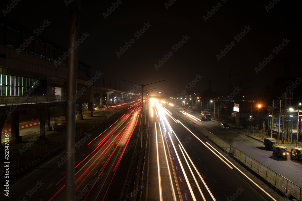 Naklejka premium Speed Traffic light trails on highway, long exposure, urban background and dark sky