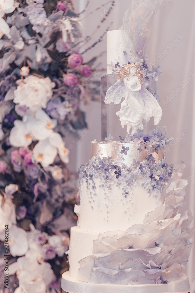 Fototapeta Gorgeous wedding scenes, purple cloud themed flowers, like fairyland, are filled with exquisite cakes, and the restaurant's exquisite layout at the wedding party