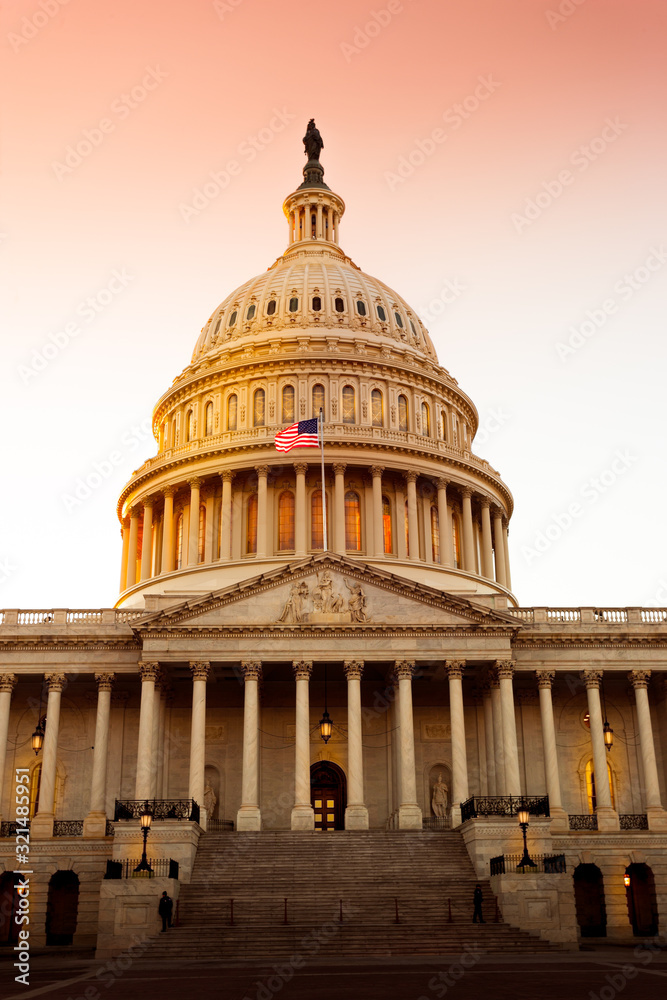 Obraz premium US Capitol Building in Washington DC at sunset