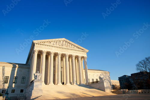 Фотография US Supreme Court in Washington DC daytime