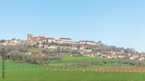 Vue sur Langres depuis la plaine, France photo