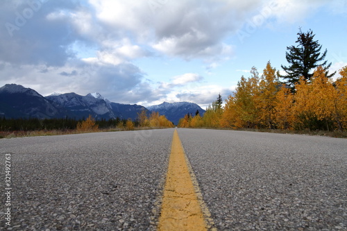 紅葉のカナダの道