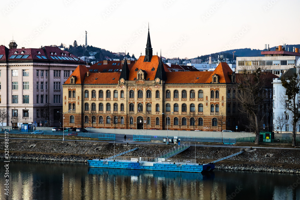 Escuela de ingeniería de Bratislava al lado de río Danubio en un dia claro.
