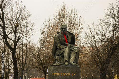 Primer plano estatua de Pavol Országh Hviezdoslav en una calle con árboles  de Bratislava photo