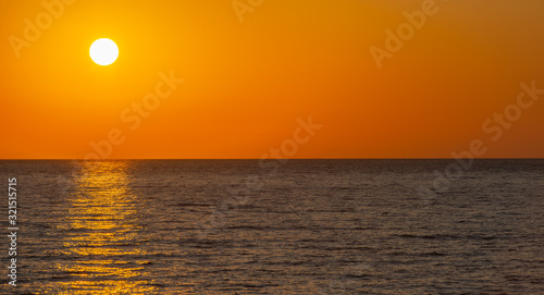 Sonnenuntergang um 21 Uhr Abend von einer Yacht aus am Mittelmeer vor Kos Griechenland