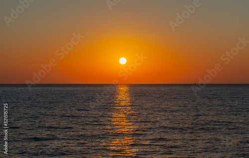 Sonnenuntergang um 21 Uhr Abend von einer Yacht aus am Mittelmeer vor Kos Griechenland