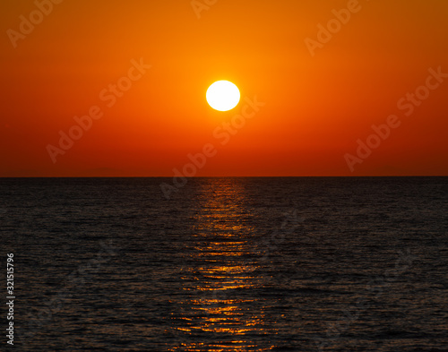Fototapeta Naklejka Na Ścianę i Meble -  Sonnenuntergang um 21 Uhr Abend von einer Yacht aus am Mittelmeer vor Kos Griechenland