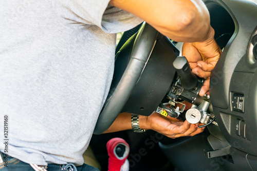 Foto close up hand of technician during repair key or switch engine start of sedan ca