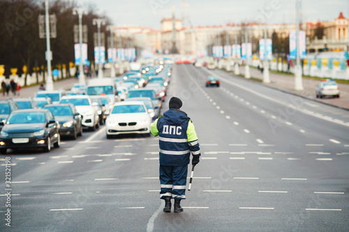 Billede på lærred Road police adjusts traffic at the intersection of the avenue