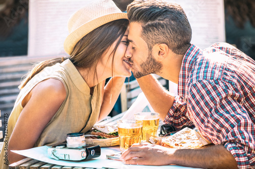 Konstfotografi Couple in love kissing at bar eating local food on travel excursion - Young happ