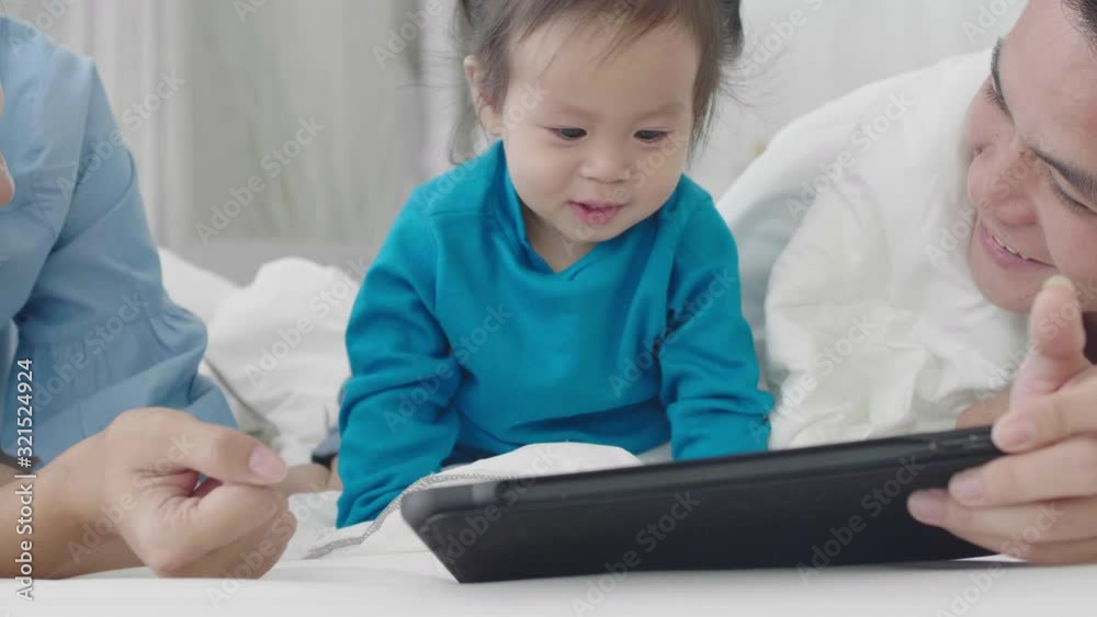 Asian parents are using a tablet computer. To be useful In teaching his daughter. By using technology to benefit Carefully at home. Asian parents are using a tablet computer. To be useful In teaching his daughter. By using technology to benefit Carefully at home.