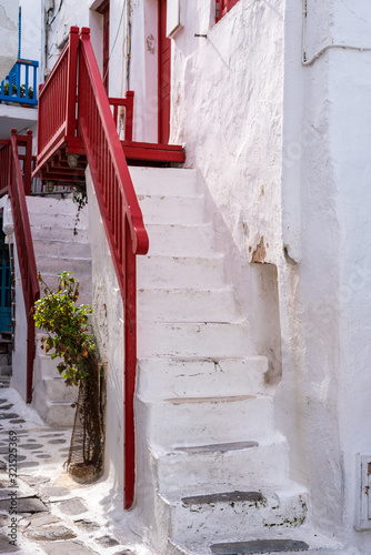 Fototapeta Naklejka Na Ścianę i Meble -  Narrow streets of Mykonos town, Greece