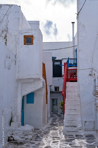 Fototapeta Naklejka Na Ścianę i Meble -  Narrow streets of Mykonos town, Greece