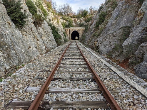 Chemin de fer et rail désafecté transport de marchandise et rouillé ou il y a un vieux train qui passait au paravant brignole dans le var photo