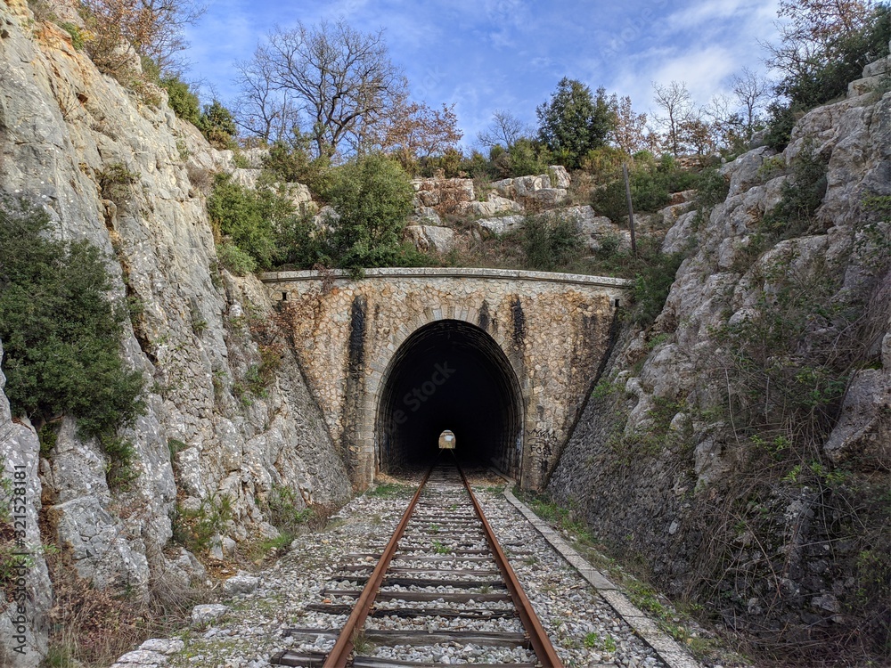 Chemin de fer et rail désafecté transport de marchandise et rouillé ou il y a un vieux train qui