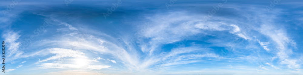 Nahtloses Panorama mit blauem Himmel 360-Grad-Ansicht mit schönen Wolken mit Zenit zur Verwendung in 3D-Grafiken als Himmelskuppel oder zur Nachbearbeitung von Drohnenaufnahmen