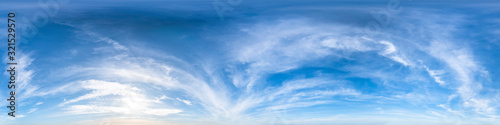 Nahtloses Panorama mit blauem Himmel 360-Grad-Ansicht mit schönen Wolken mit Zenit zur Verwendung in 3D-Grafiken als Himmelskuppel oder zur Nachbearbeitung von Drohnenaufnahmen © ARochau