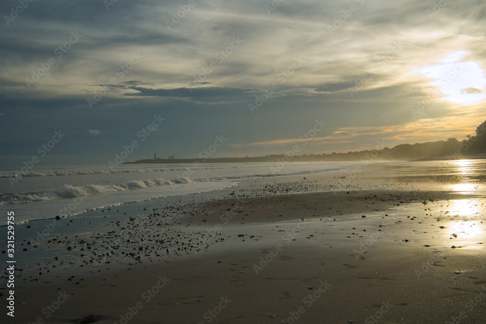 Oranger romantischer Sonnenuntergang am einsamen Strand in Panama auf der Karibikseite Oranger romantischer Sonnenuntergang am einsamen Strand in Panama auf der Karibikseite
