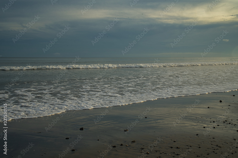 Kurz vor einem romantischen Sonnenuntergang am einsamen Strand in Panama auf der Karibikseite Kurz vor einem romantischen Sonnenuntergang am einsamen Strand in Panama auf der Karibikseite
