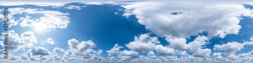 Nahtloses Panorama mit weiß-blauem Himmel in 360-Grad-Ansicht mit schöner Cumulus-Bewölkung zur Verwendung in 3D-Grafiken als Himmelskuppel oder zur Nachbearbeitung von Drohnenaufnahmen photo