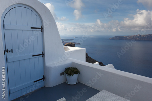 Fototapeta Naklejka Na Ścianę i Meble -  view of the Caldera of the island of Santorini in Greece, which opens from the famous streets and white houses of the island, a place where you can enjoy the view sitting at a cozy table