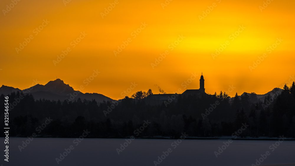 Sonnenaufgang am Kirchsee mit Blick auf den Wendelstein, Reutberg