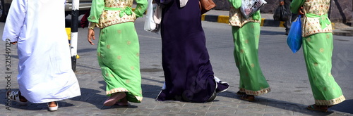 Traditionell bekleidete omanische Frauen in Mutrah photo
