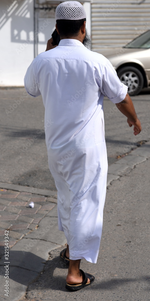 Traditionell bekleideter Mann in der Altstadt von Maskat