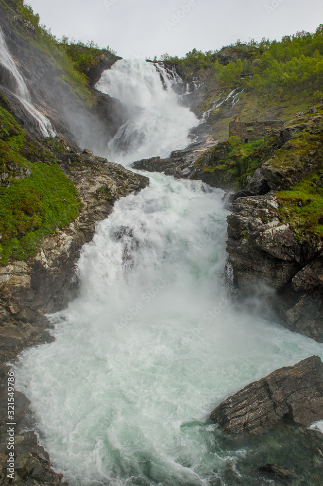 Fototapeta premium Kjosfossen to wodospad położony w gminie Aurland w hrabstwie Sogn og Fjordane w Norwegii