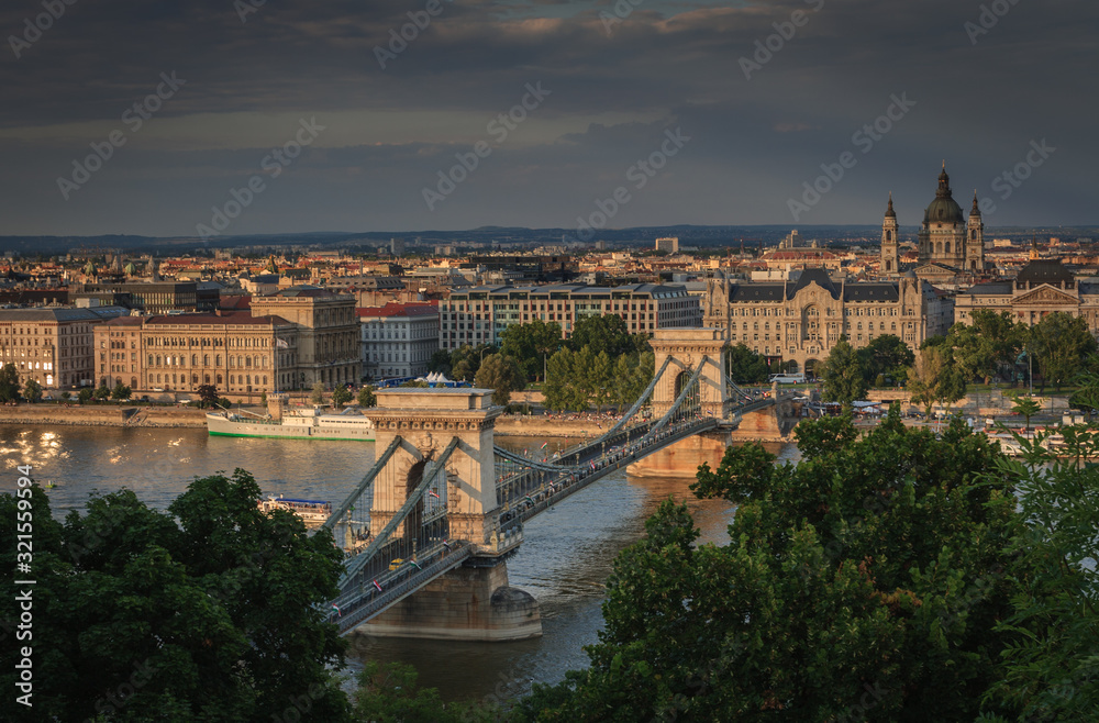 Obraz premium view of the bridge in budapest hungary