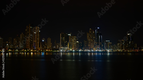 Die Altstadt von Panama, Skyline mit Brücke und Hochhäusern über das Meer fotografiert